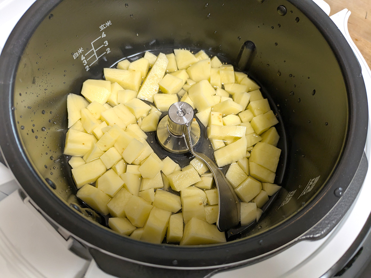 皮を剥いたじゃがいもを切って、コンソメと水を入れたらあとはスイッチを押すだけ