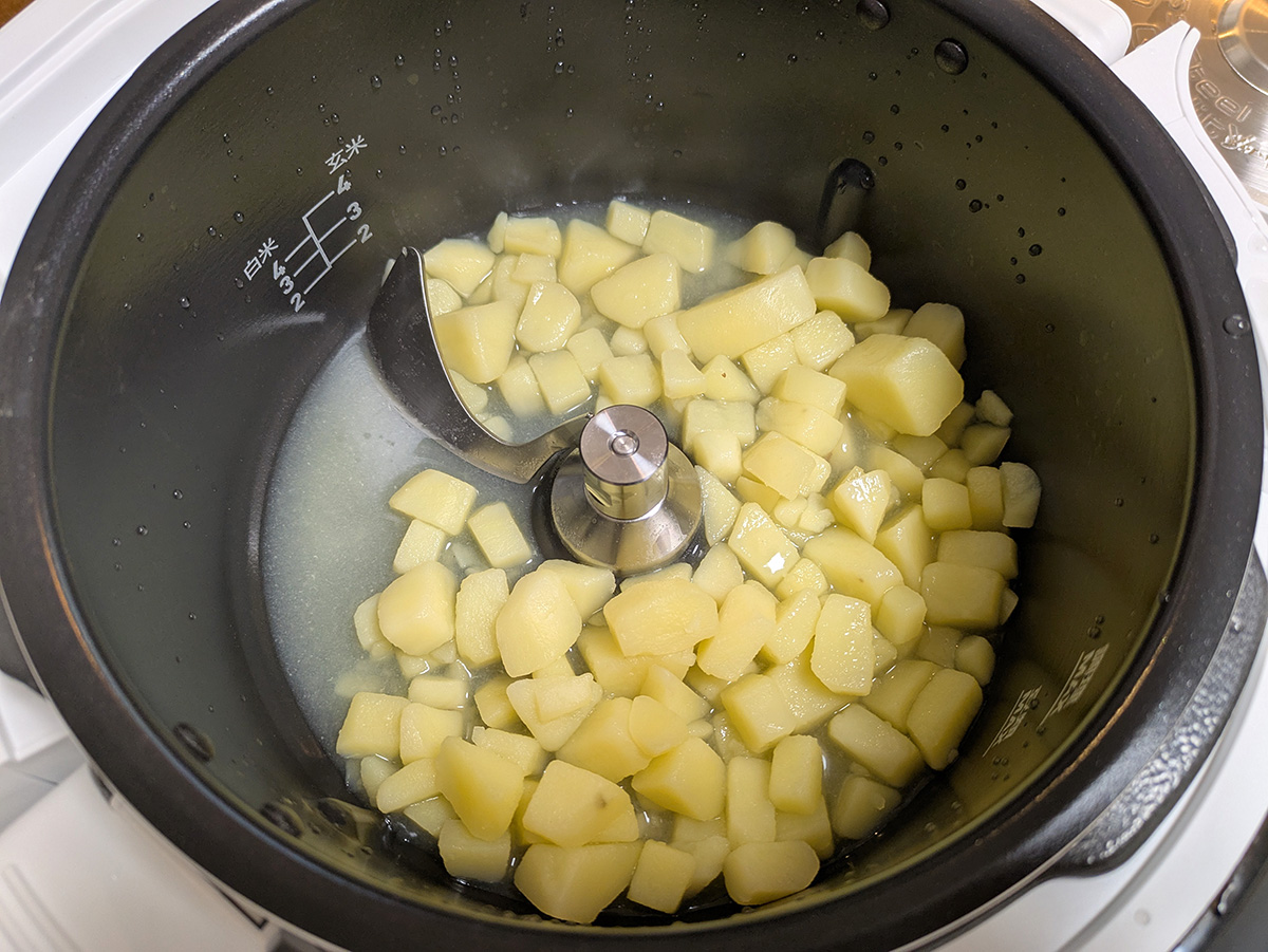 加熱後のじゃがいも。少し水分量が多かったようでシャバシャバの状態でした