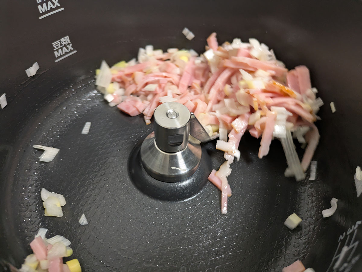 先にベーコンや長ネギなどの具材を投入