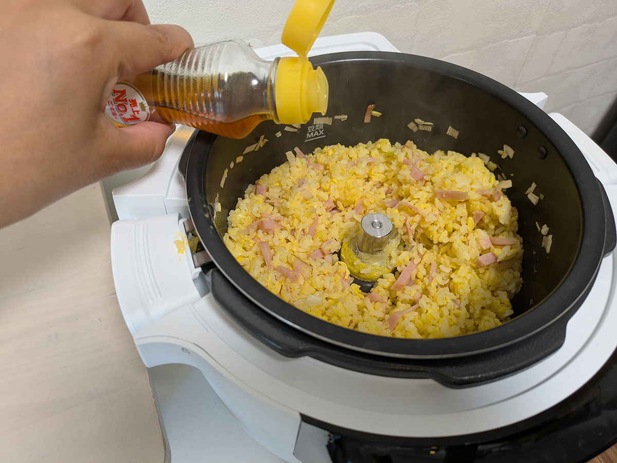 仕上げに香り付けのごま油を投入