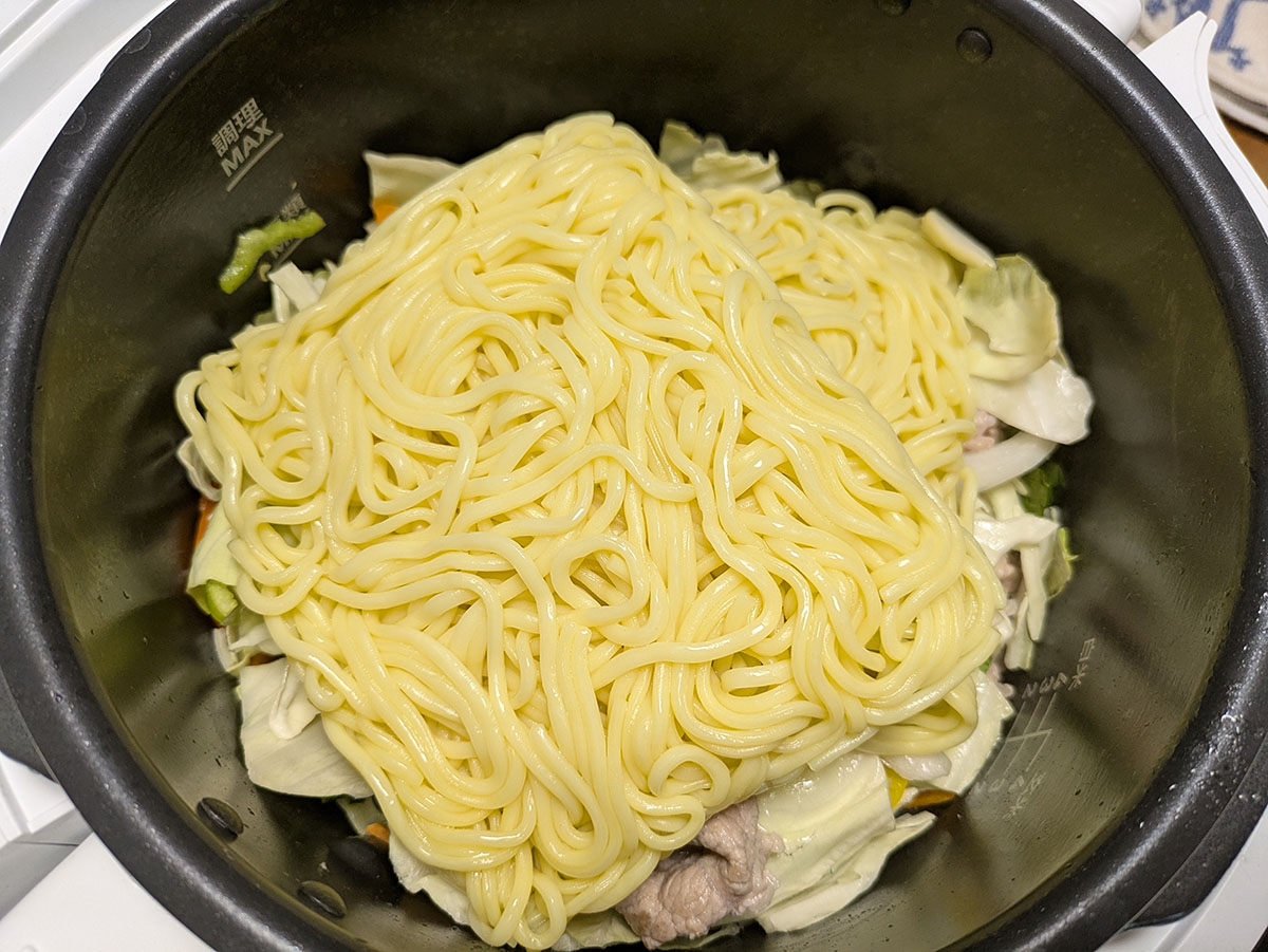 油を引いて、豚肉、市販のカット野菜(キャベツ・にんじん・玉ねぎ)、麺の順番でいれます