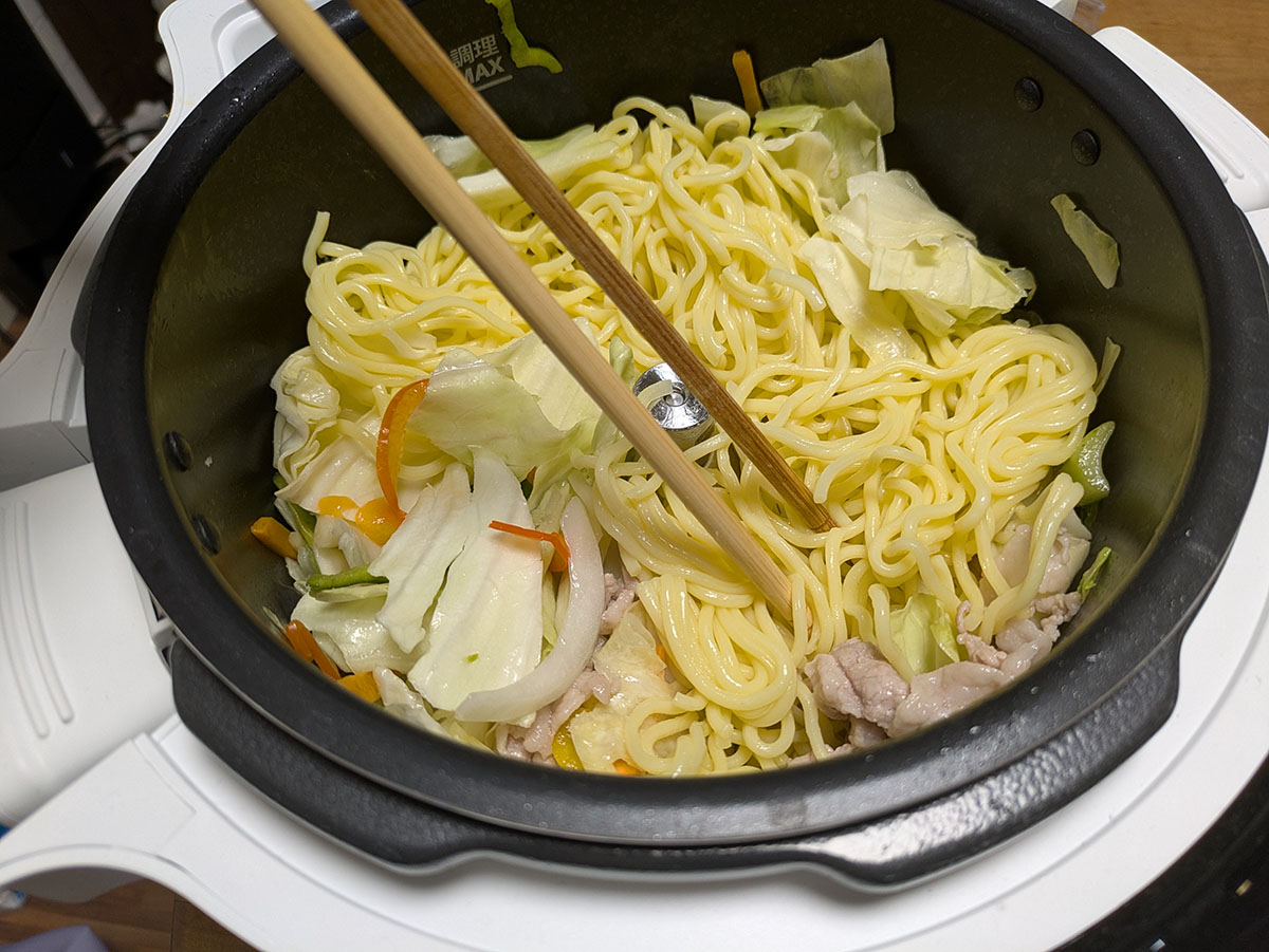 麺が固まっていたので、少しだけ箸でほぐしました