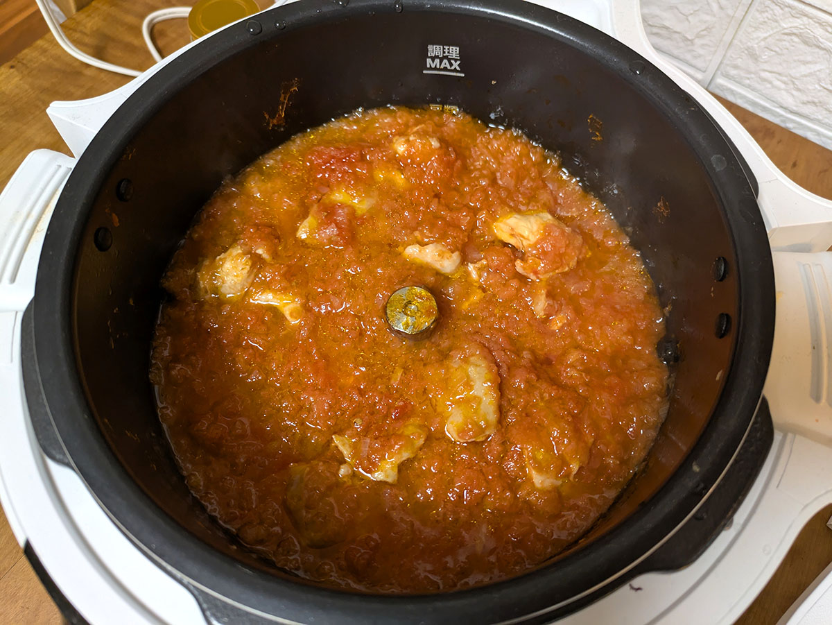 4時間半後に完成した無水チキンカレー。水を入れていないとは思えないほど、野菜からの水分がたっぷり出ていました