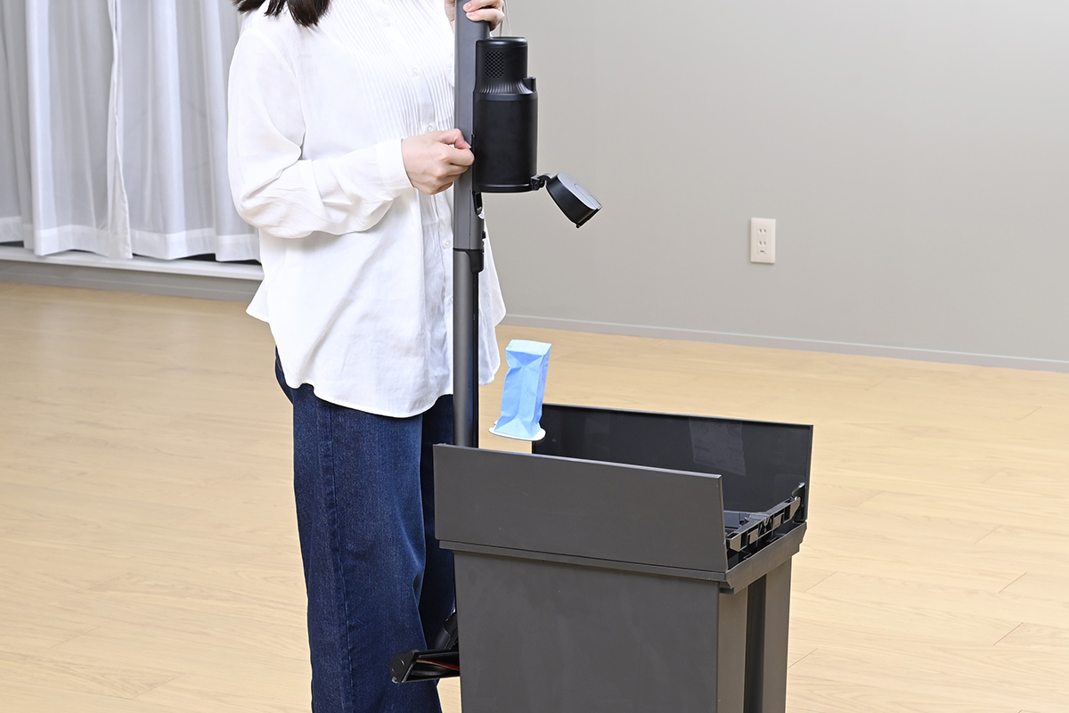 ワンタッチで簡単・清潔にゴミ捨て