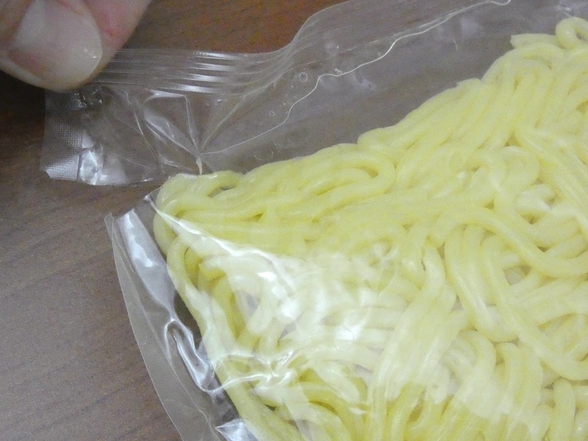 麺が入った袋の上部を少しカットする