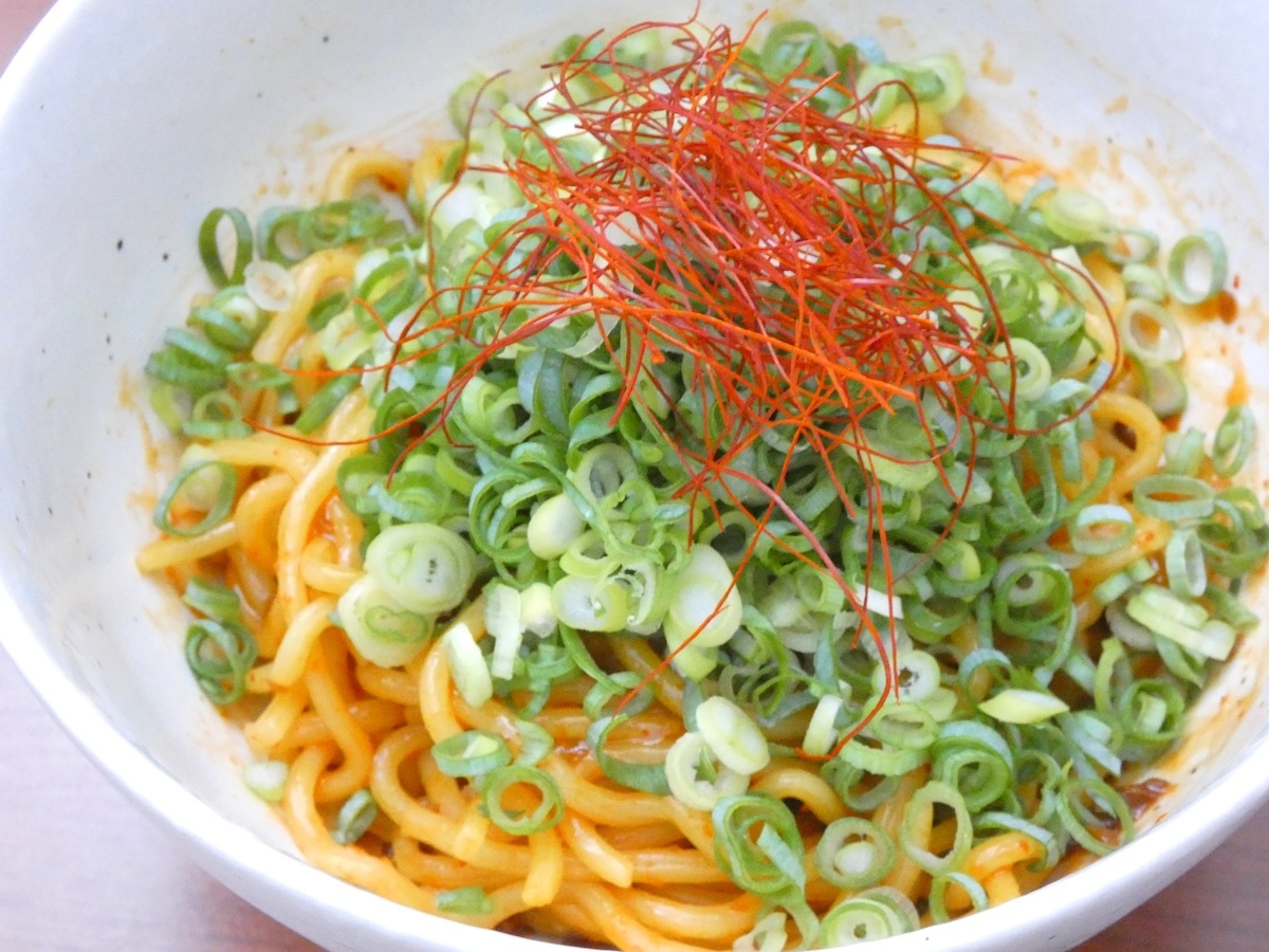 青ネギと糸唐辛子をトッピングすると見た目にも食欲をそそる一品に