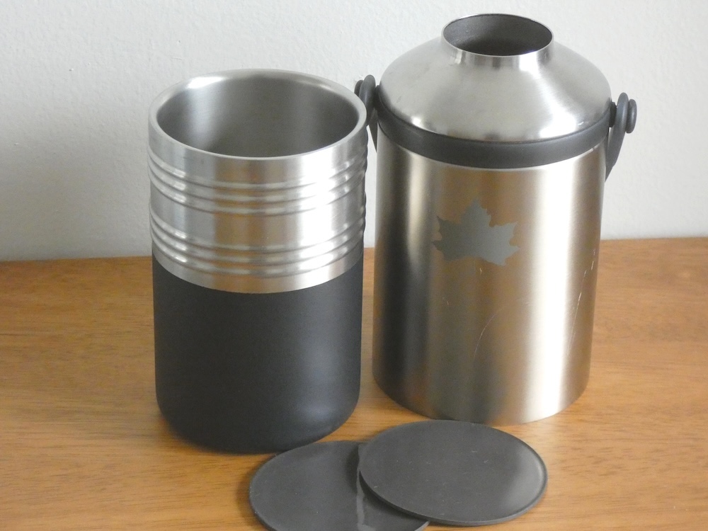 メーカー独自の真空断熱構造を採用したステンレス製のボトルホルダー