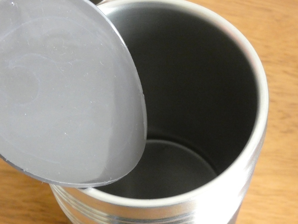 使用前に付属のシリコンマット2枚を下部シリンダーの底に配置する