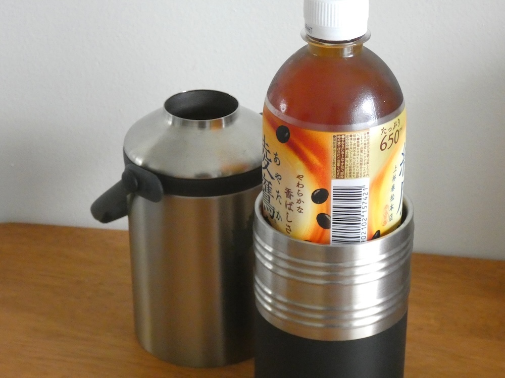 下部シリンダーにボトルを入れる