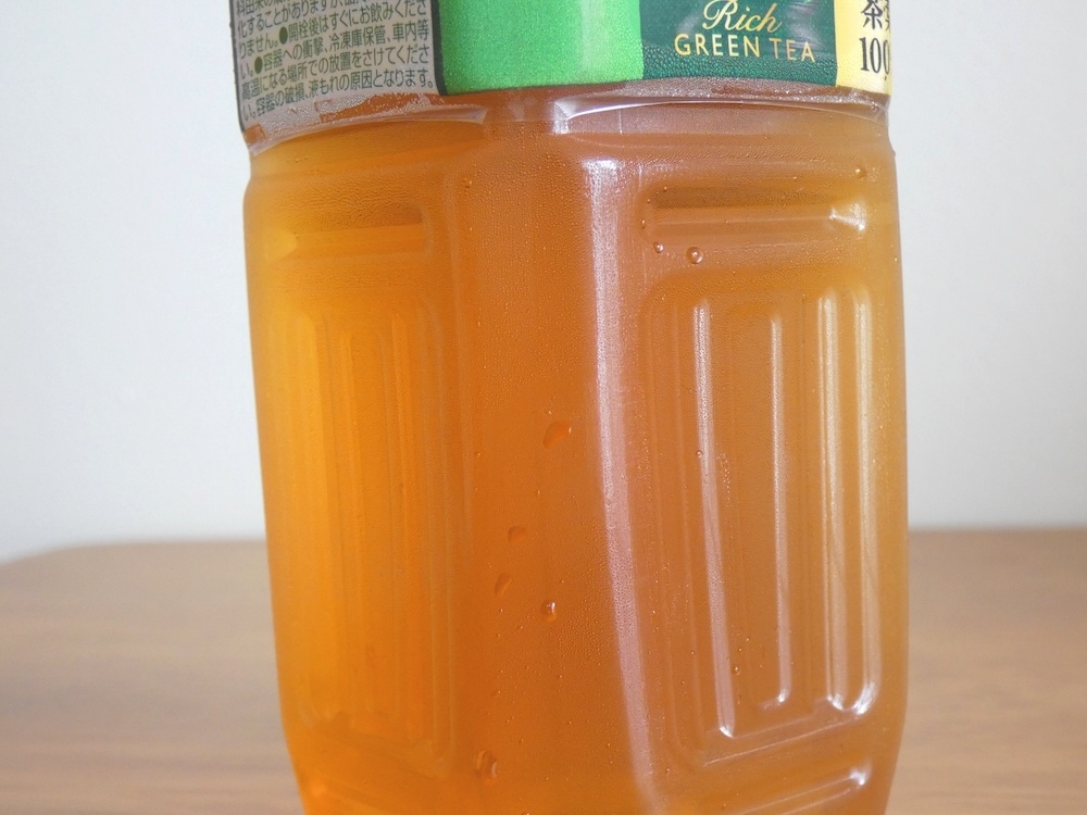 冷たいペットボトルをそのまま置いておくと結露が発生する