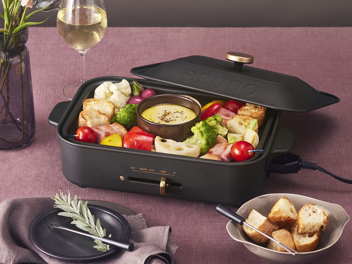 ブラックの本体にチーズフォンデュが映える