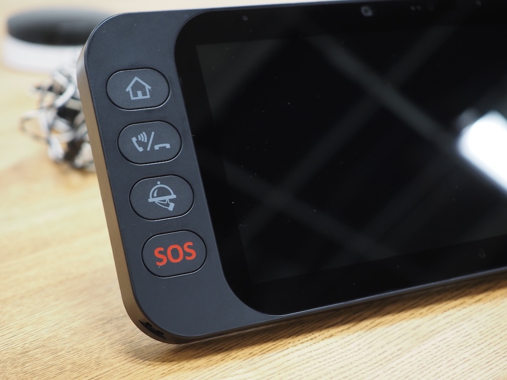 端末の正面に配置されている「SOS」ボタン