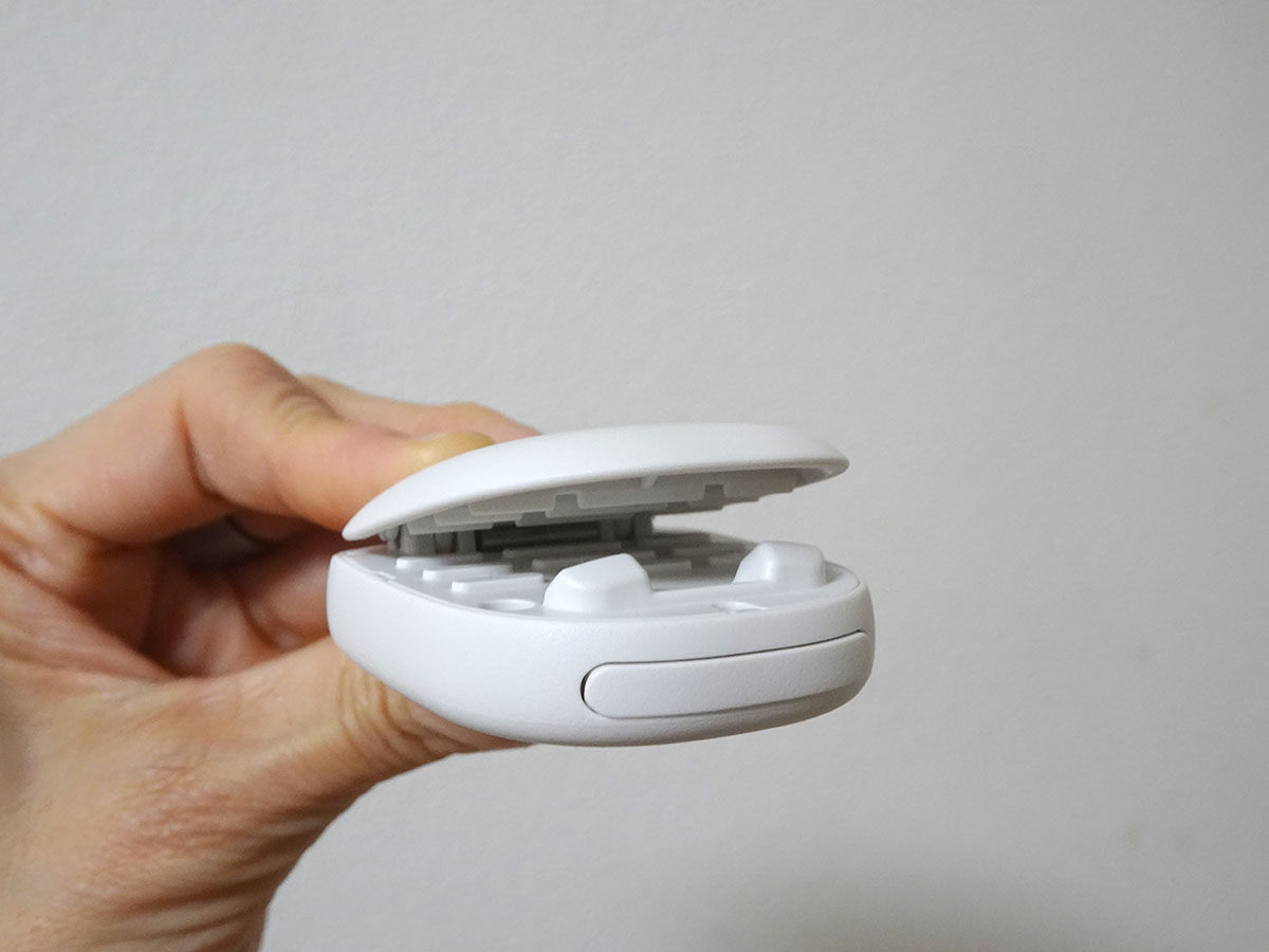 クリップ状で下着(ショーツ)の腹部の上あたりに挟んで取り付ける。内側は滑り止め的な突起が複数あり、下着の薄い布でもしっかり固定できる