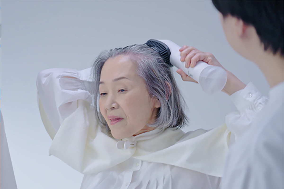 服を着たままでもコップ1杯の水で簡単に洗髪できるポータブル洗髪デバイスセット「SUSUGU(ススグ)」