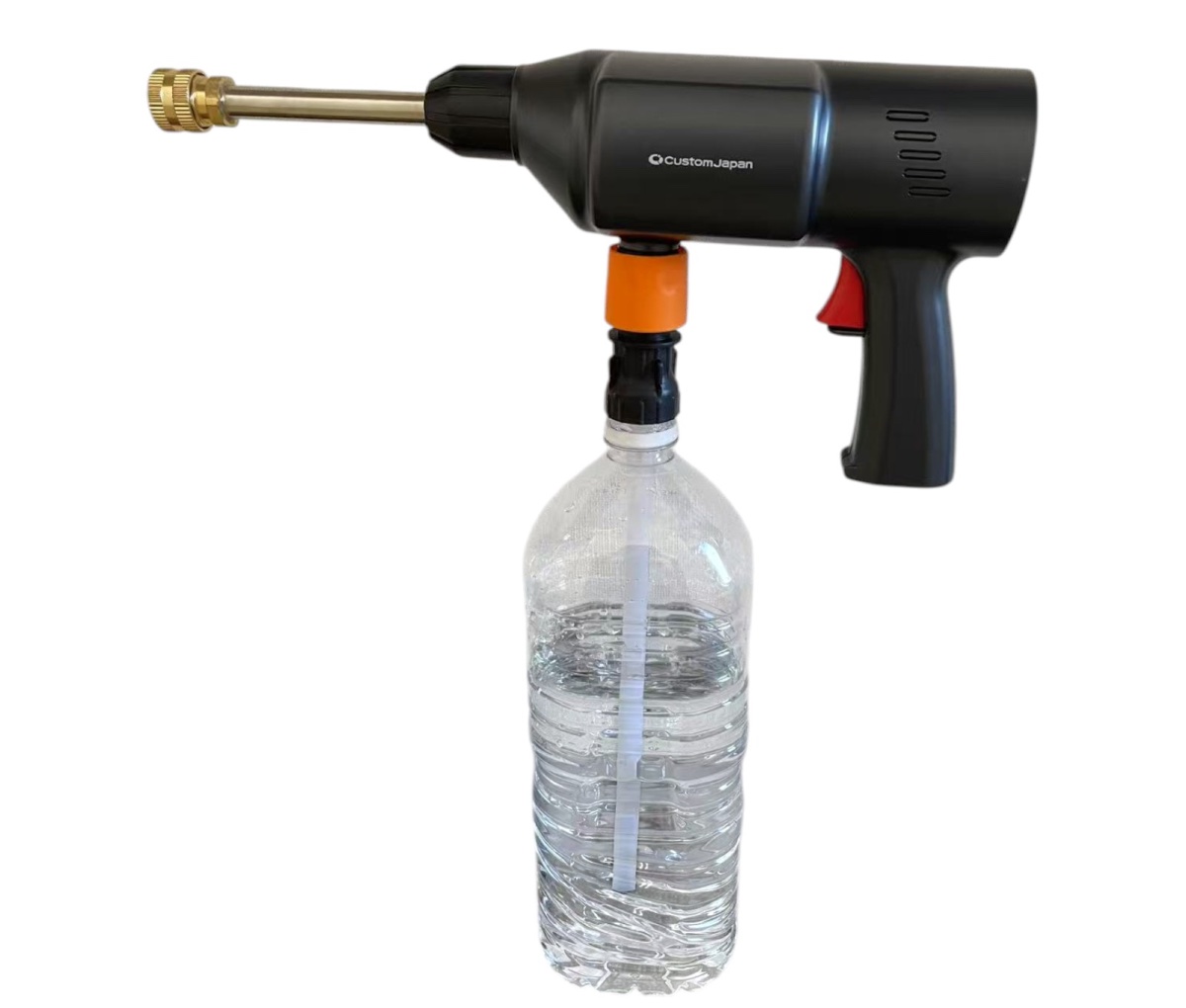 ペットボトルをセットできる。給水ホースでバケツの水も使用可能