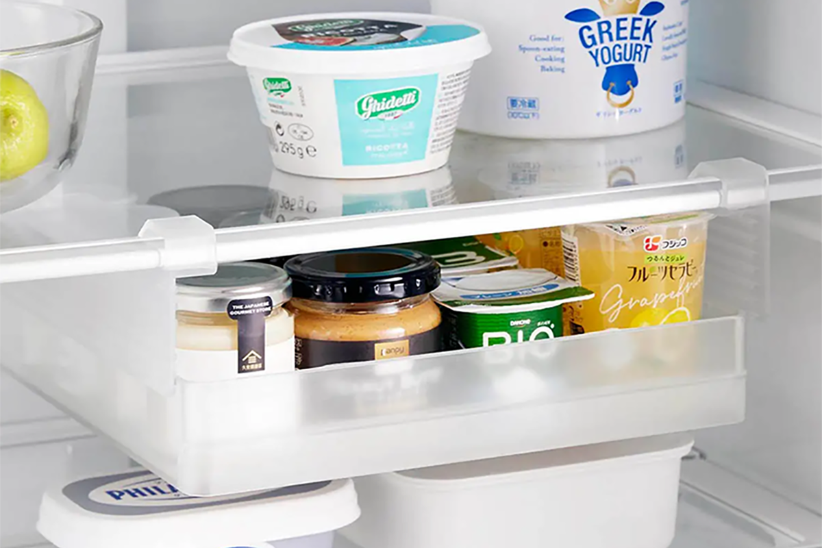 ヨーグルトやゼリーなどのやや高さのある食品を入れているイメージ