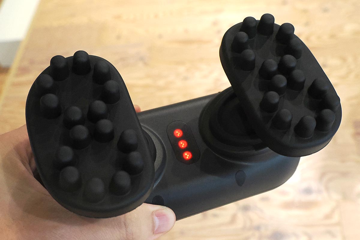 中央に光っているのが赤色LED