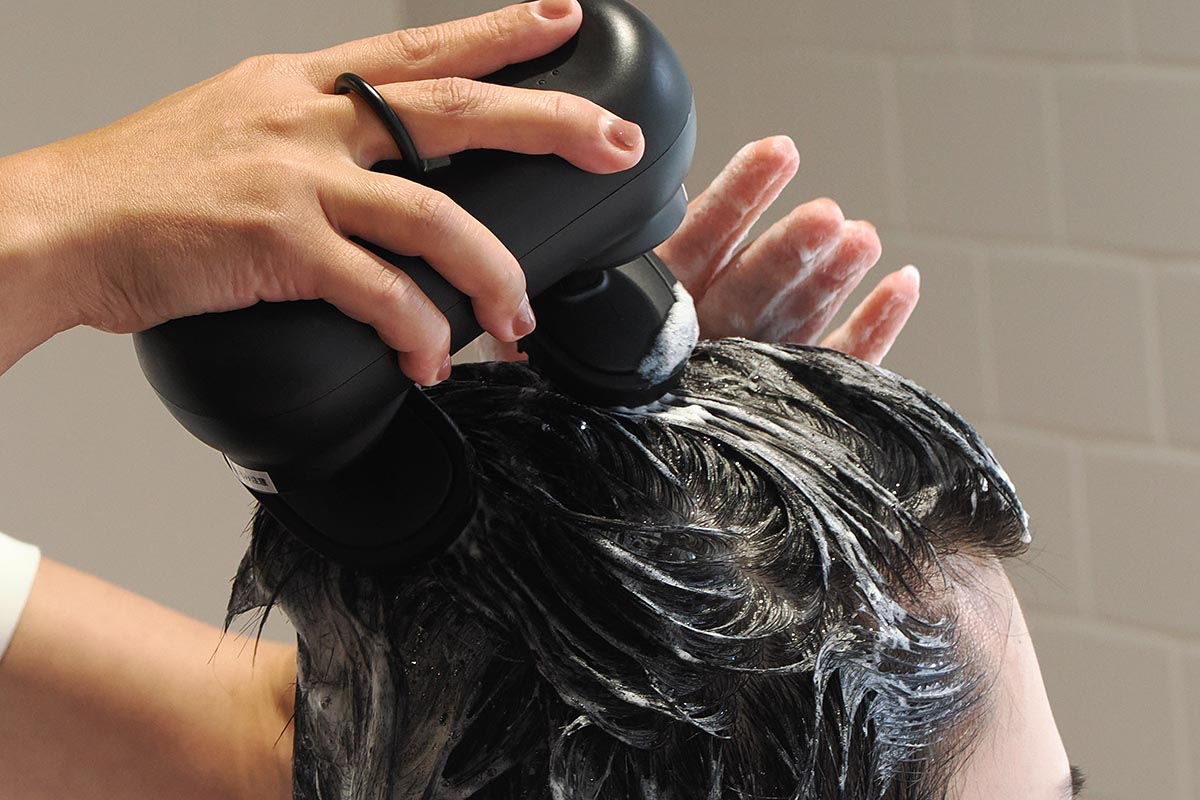 シャンプーしながらソフトブラシでケア