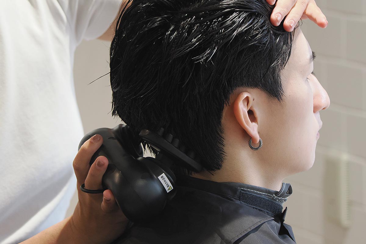 自分の手で揉むには力を入れるのが難しい後頭部を刺激