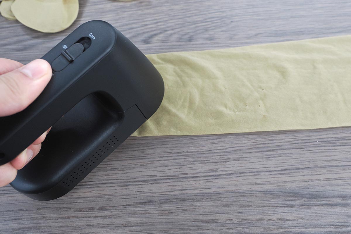 通常の外刃を使った右側部分は穴が開いてしまったが、左側はデリケート外刃を使ったところ破れなかった