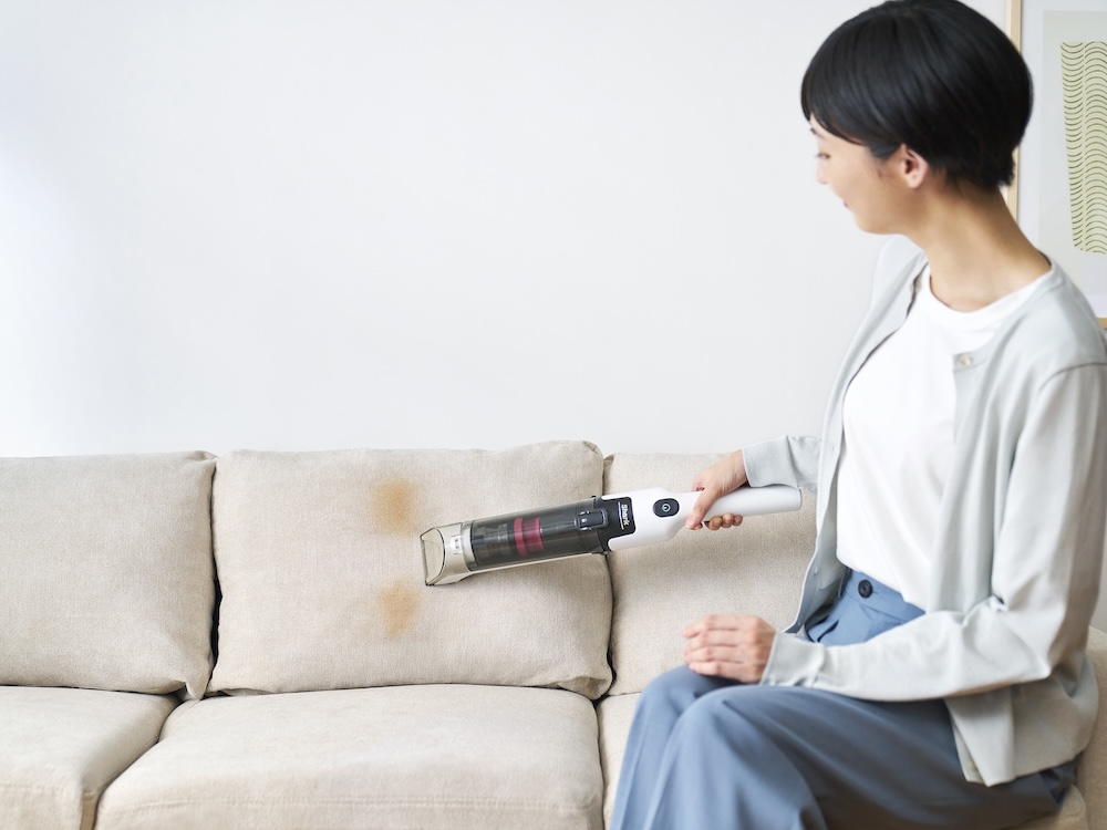 様々な角度で使えるため、ソファなどにこぼした汚れも掃除できる
