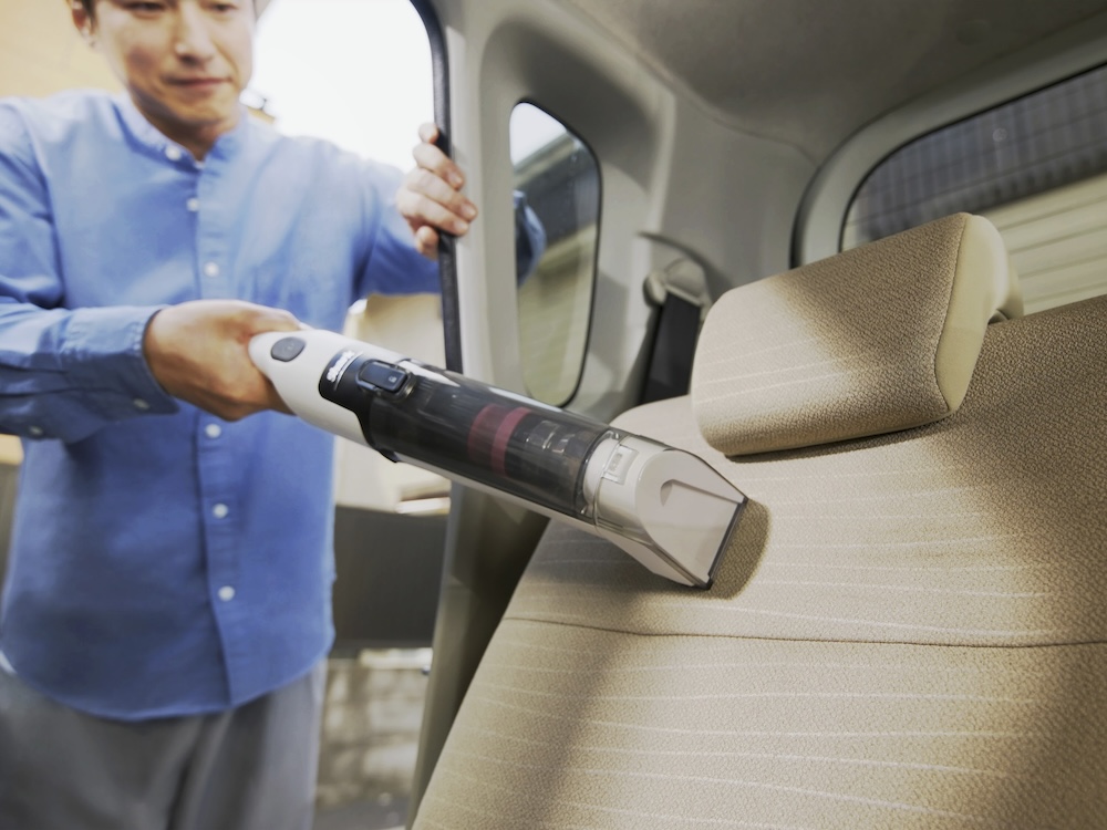 コードレスで使用可能。車のシートの汚れも吸い込める