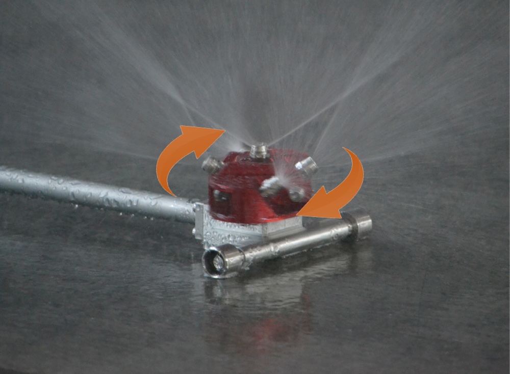 全高90ｍｍの薄型設計により、車両下部からLIBを効果的に冷却できる。回転するノズルにより少ない水量で広範囲に放水