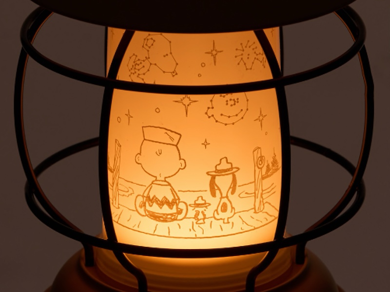 スヌーピーと仲間たちが夜空を見上げるイラストが浮かび上がる
