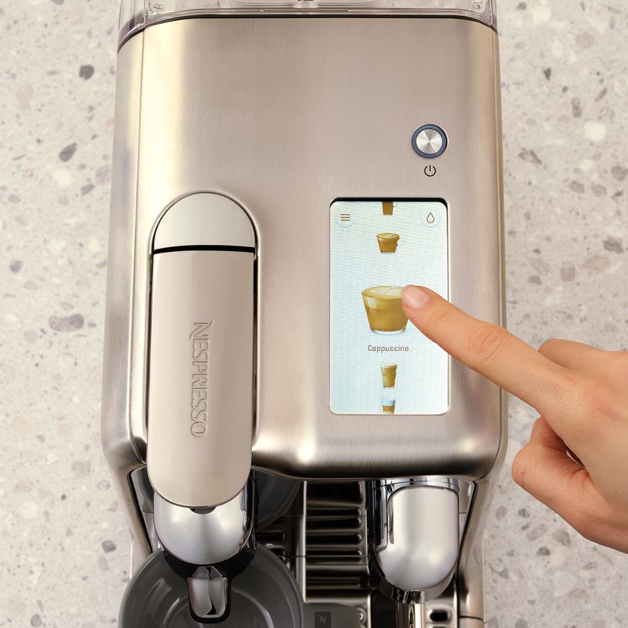 直感的に操作できるタッチパネルを備える