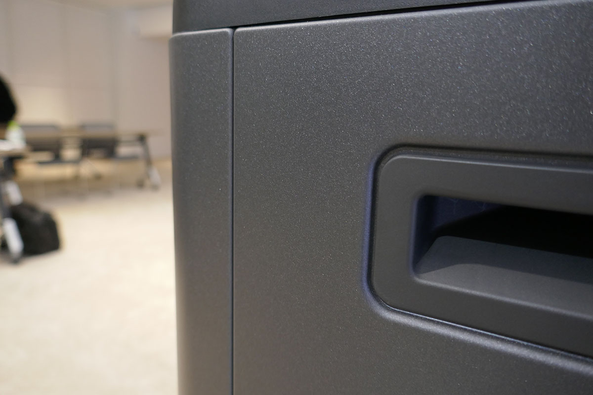 筐体には鋼板を採用。鉱石のようなキラキラした風合い