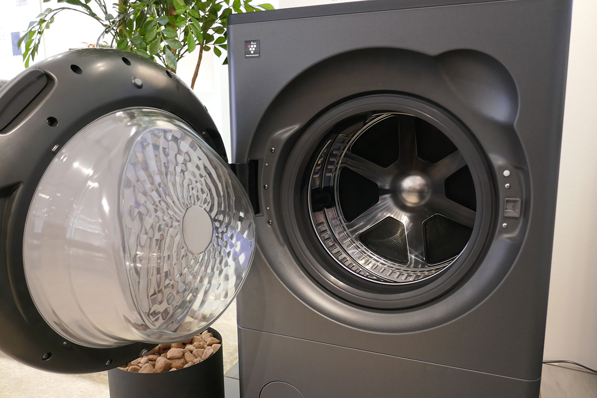 ドアガラスにはひまわりを模した凹凸を配置し、しっかりこすり洗いできるように