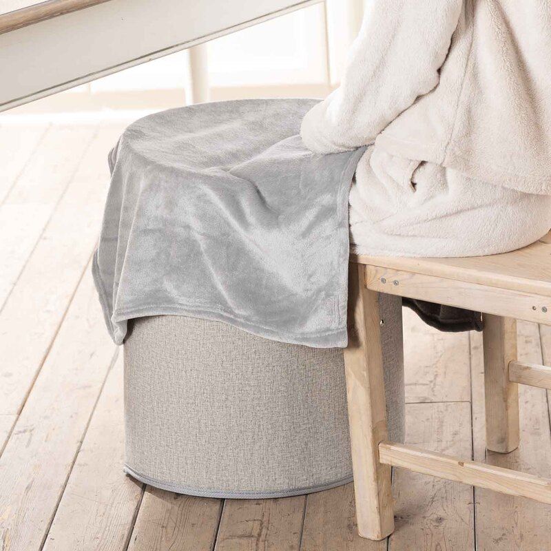 足元にくるっと巻きつけるだけで、自分専用のこたつのような暖かさを実現する