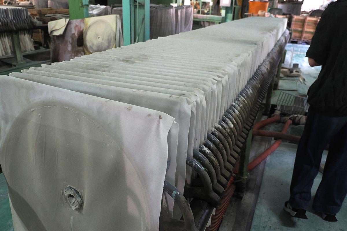 パンケーキのような薄い円形にして脱水