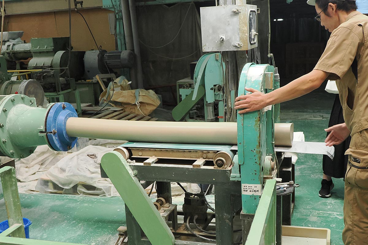 原料を練る機材で長い棒状にしてカット