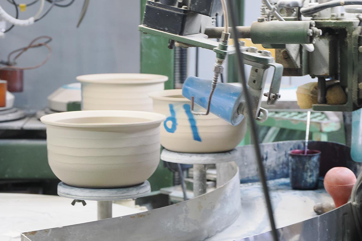 水色の数字は、成型に使った型の番号。もし不良が発生した場合は、その型に問題がないかをチェックすれば改善しやすい