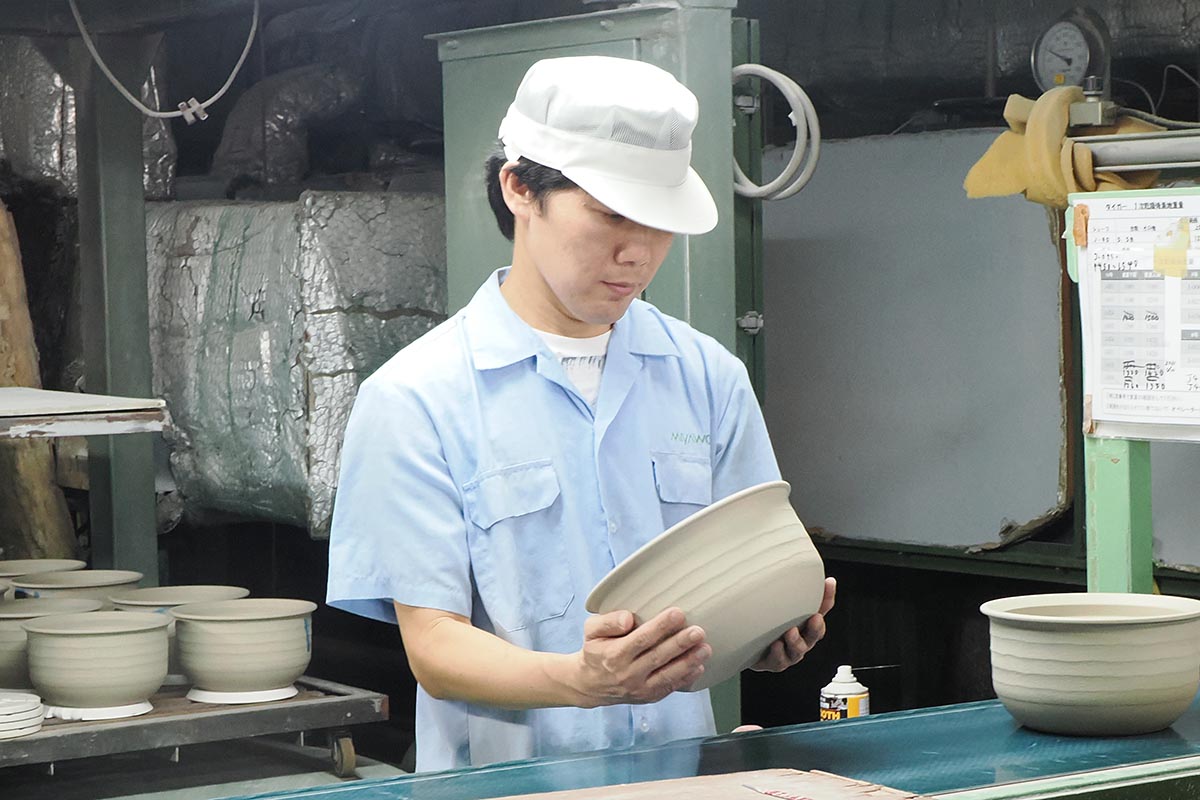 成型したものの形などを人の手でチェック