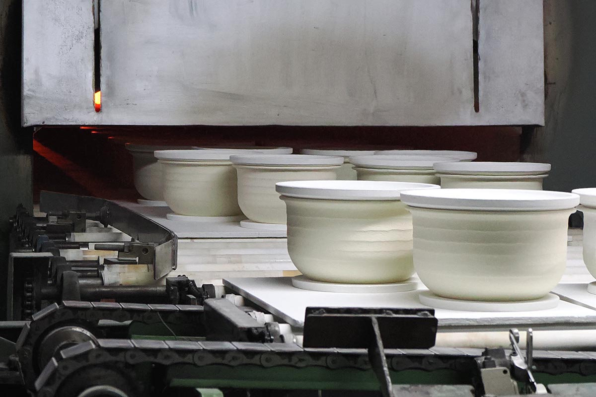 窯で焼成する工程。50m弱と、とても長い