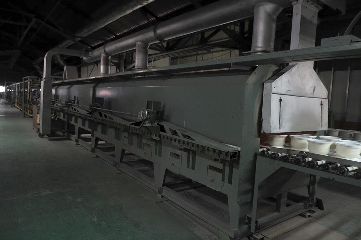 窯で焼成する工程。50m弱と、とても長い