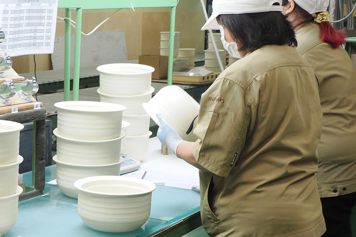 人の手でサイズなどをチェック