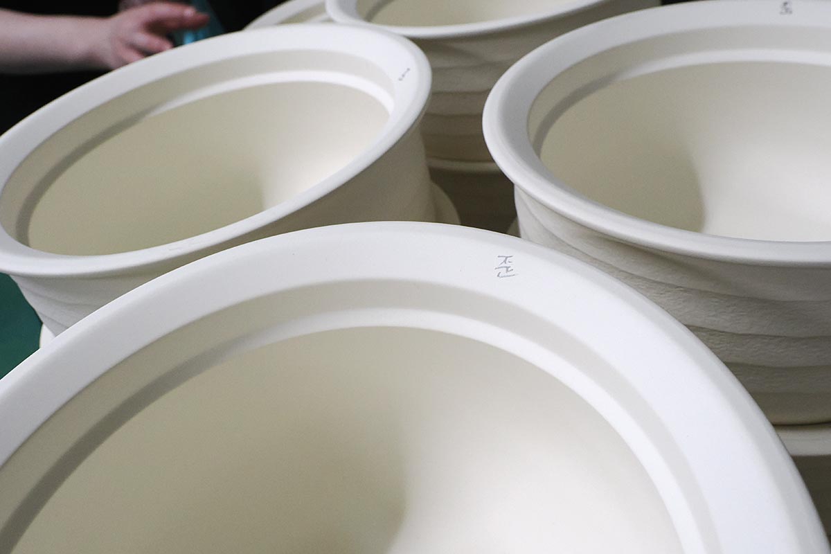 パッと見ではわからないような歪みなども機材を活用しながらチェック