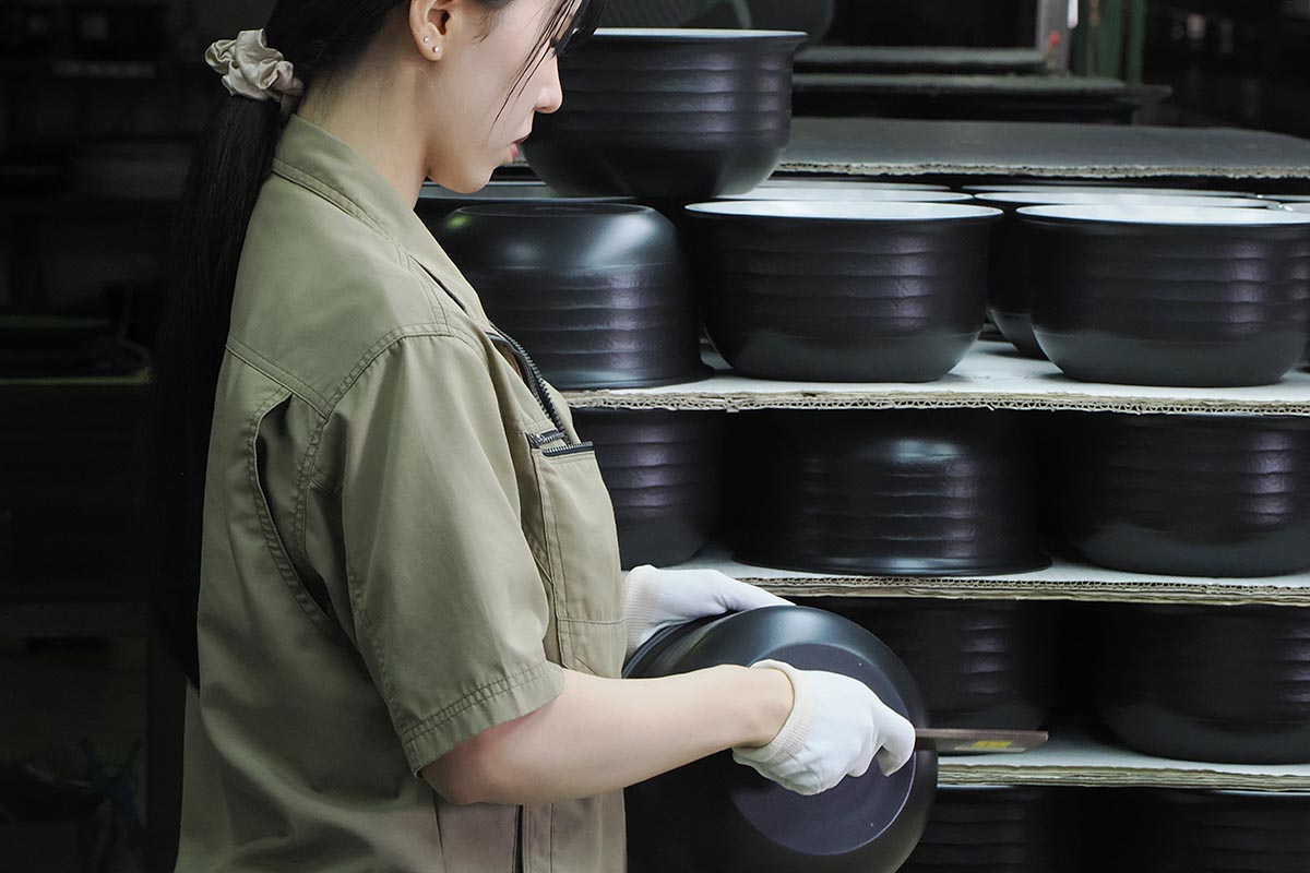 叩いた時の音も聞きながら、割れなどの異常がないか検査