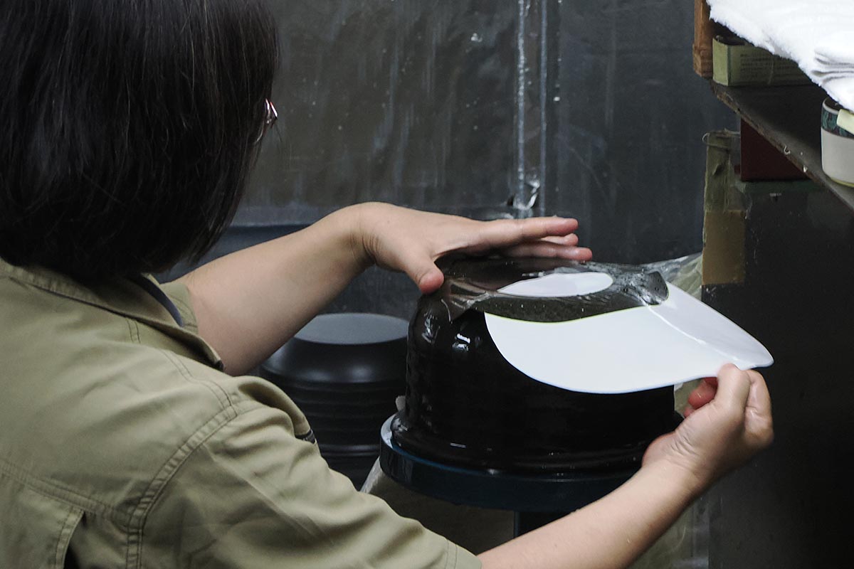 底面を覆うようにシート状の発熱体を貼る