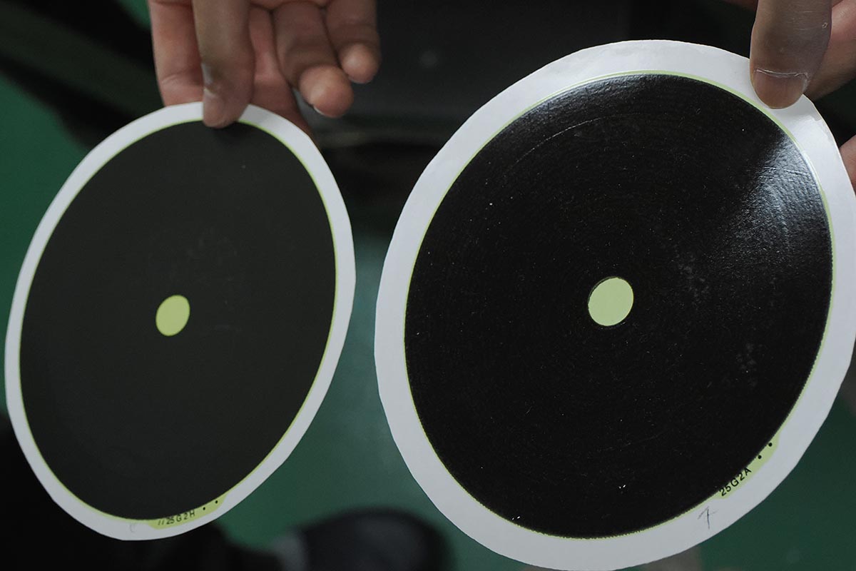 左が火山灰を用いたシラスバルーンを塗布した発熱体