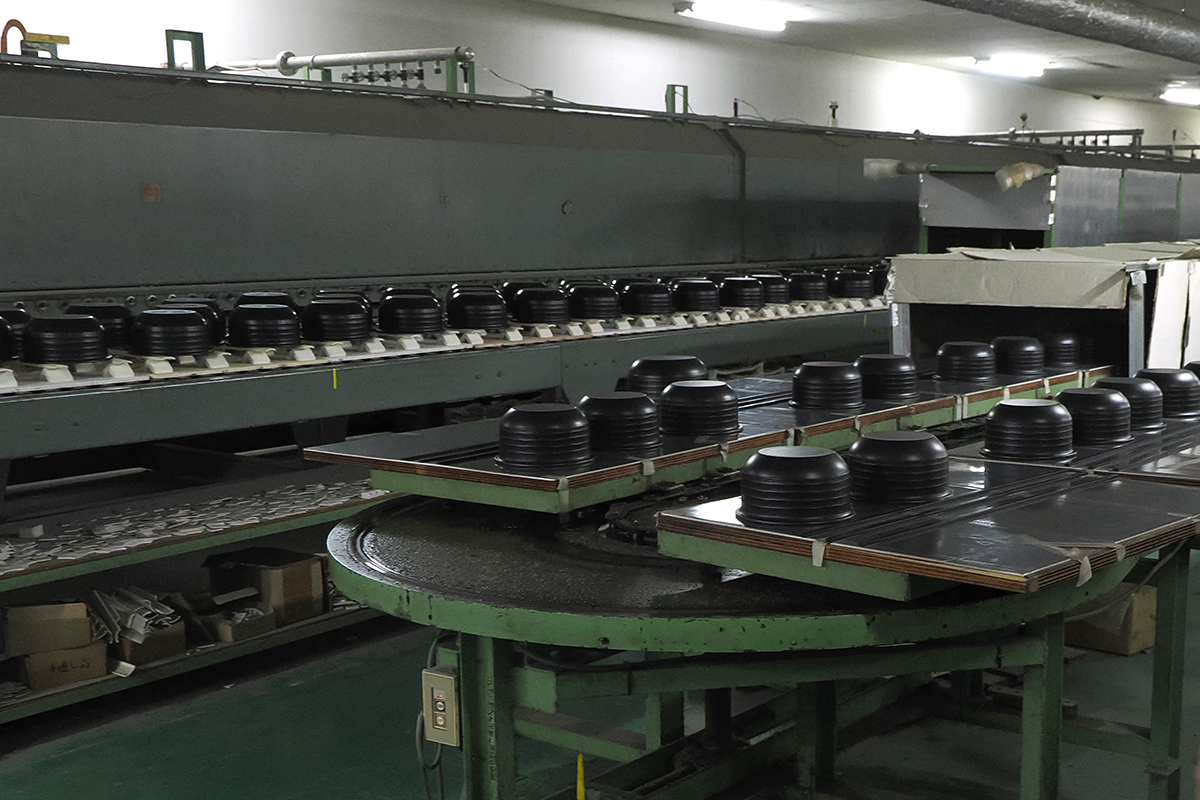 発熱体を貼った後も長い窯でじっくり焼かれる