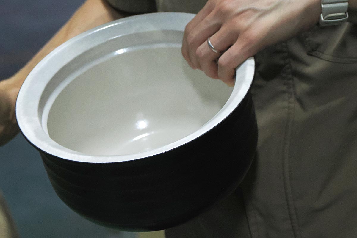 人の手で1つ1つチェック。一見しただけではわからないような細かい傷なども職人が見つけ出す