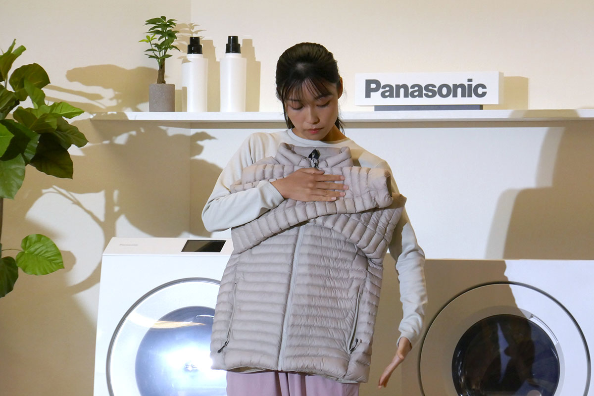 ダウンジャケットを洗濯機に入れる際はファスナーを閉め、袖をたたむ