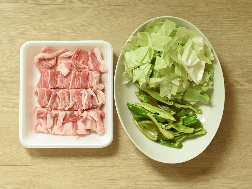 具材をカットします