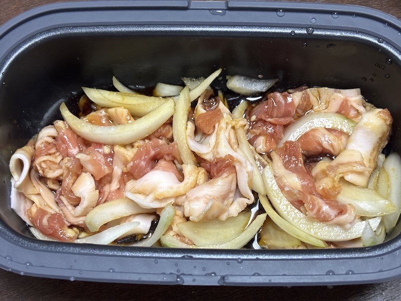 豚肉80gに薄切りにしたタマネギ30g、それに調味料(酒、みりん、醤油を各大さじ1)、すりおろし生姜を加えて容器内で混ぜ合わせる