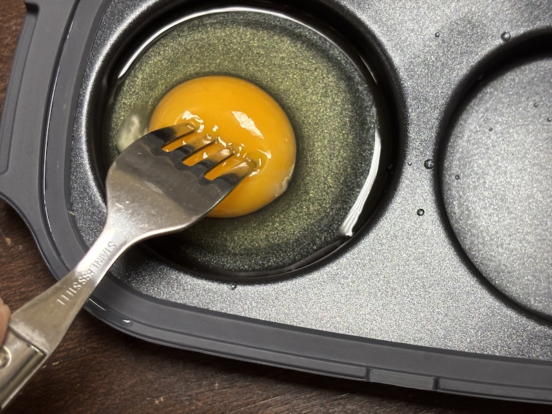 破裂を防ぐために卵黄にフォークなどで穴を開けておく。空け過ぎると黄身が破けてしまうので注意