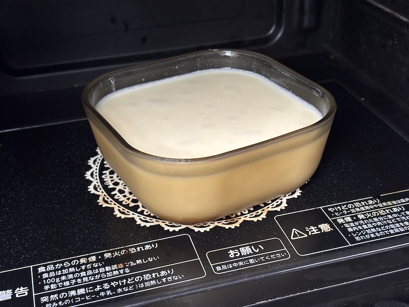 デザートとしてプリンも。使用したのは、ドウシシャ「evercook ガラス製電子レンジ調理器 Mサイズ」。最初に砂糖(大さじ3)に適当に水を加えて、カラメルになるまで加熱。そこにプリン溶液(卵3個、牛乳420ml、砂糖大さじ9)を注ぎ、フタをせず200Wで20分加熱